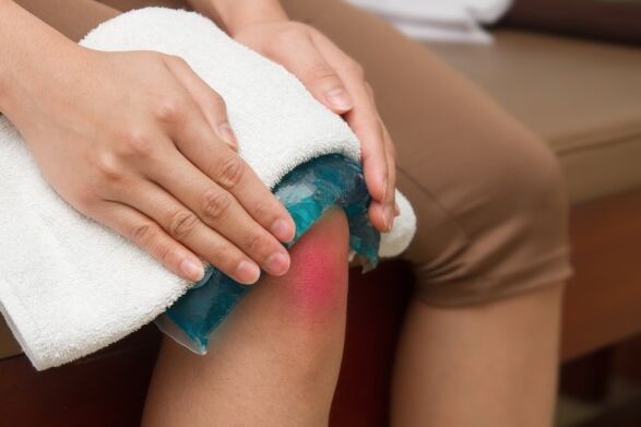 Therapeutic compresses on the knee joint to relieve pain